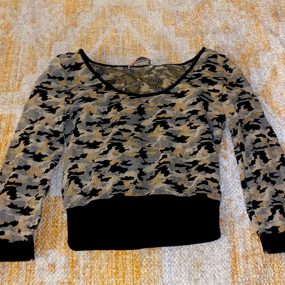 Workout mid sleeve shirt, size 0 but stretches!